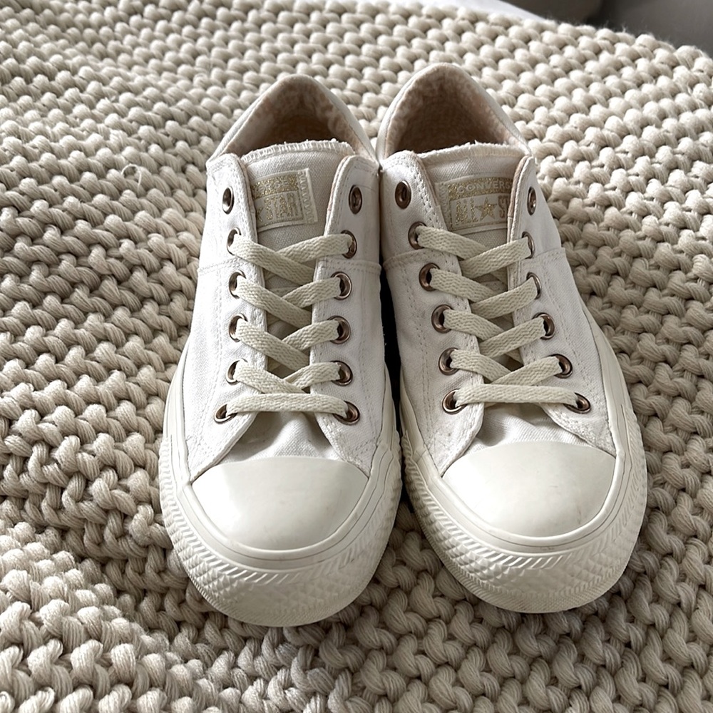 Converse low top tan/beige Chuck Taylor’s
